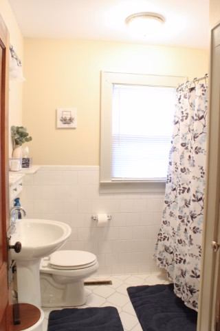 Main Level - Bathroom 1